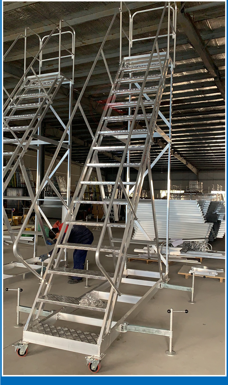  青岛刘总定制移动登高梯4台已出库！